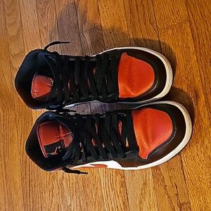 Nike Air Jordan 1 mid red black